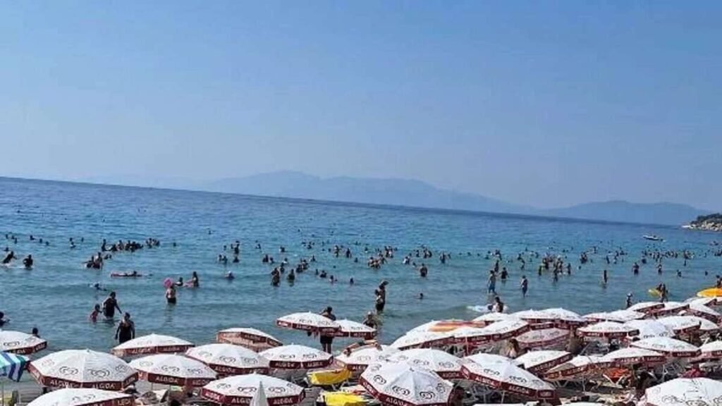 Sıcak Hava Etkisiyle Kuşadası Plajları Dolup Taşmış durumda