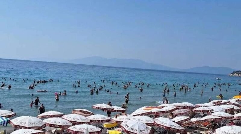 Sıcak Hava Etkisiyle Kuşadası Plajları Dolup Taşmış durumda