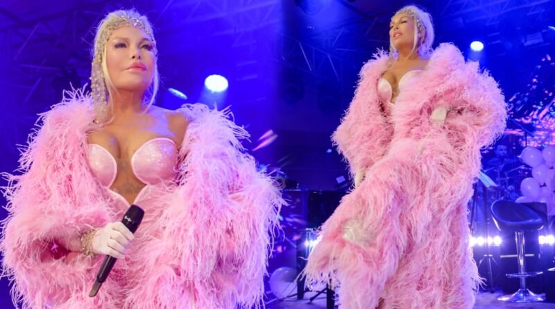 Ajda Pekkan Yeni Yıla Sahne Performansıyla Girdi!