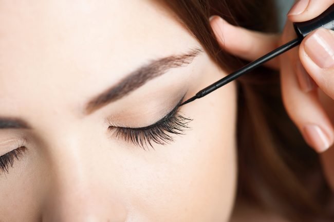 Eyeliner Nasıl Uygulanır? Adım Adım Eyeliner Çekme Rehberi