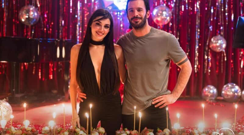 Hande Erçel ve Barış Arduç'un başrolde olduğu 'Aşkı Hatırla' dizisinin çekimleri sona erdi.