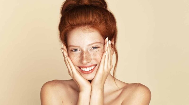 Kızıl Saçlılar İçin Makyaj Rehberi: 2021 Yılında Önerilen Stiller