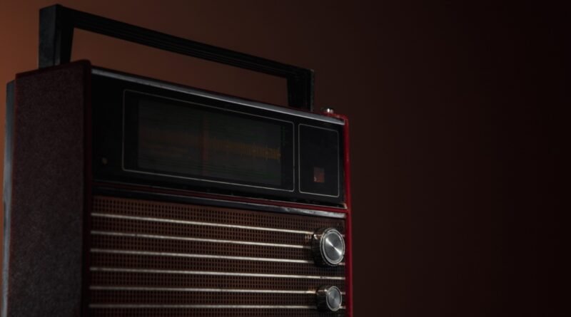 Klasik Tasarımlarıyla Evinize Farklı Bir Hava Katacak En İyi Nostaljik Radyolar