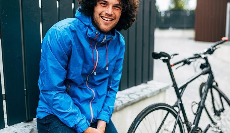 Sonbahar Stili: Erkek Yağmurluk Tasarımları