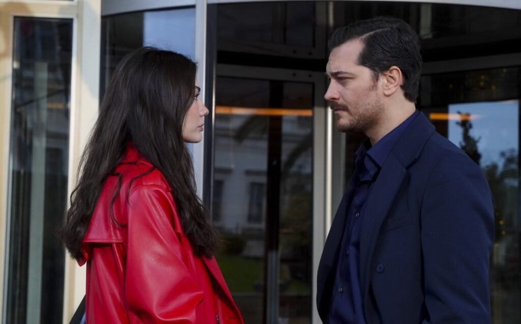 Çağatay Ulusoy ve Demet Özdemir Hayranları Yorum Yağdırdı! ‘Eşref Rüya’ Trendlere Girdi!