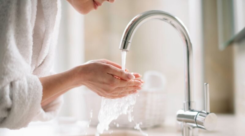 Dermatologların önerilerine göre uygun temizleyici seçim ve etkili yüz yıkama teknikleri