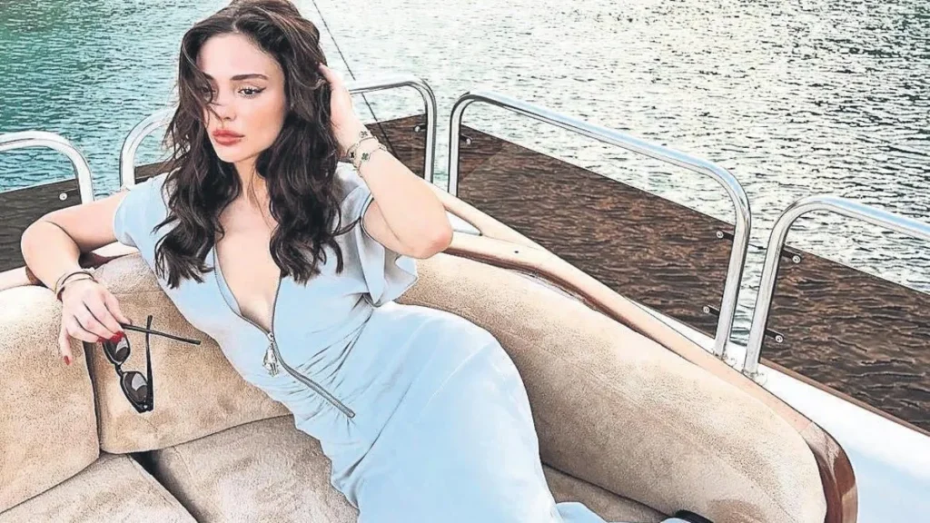 Küvet Pozuyla Sosyal Medyayı Sallayan Rabia Soytürk! İşte O Kare...