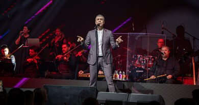 Özcan Deniz Kıbrıs'ta 'Aslan Gibi' Konser Verdi!