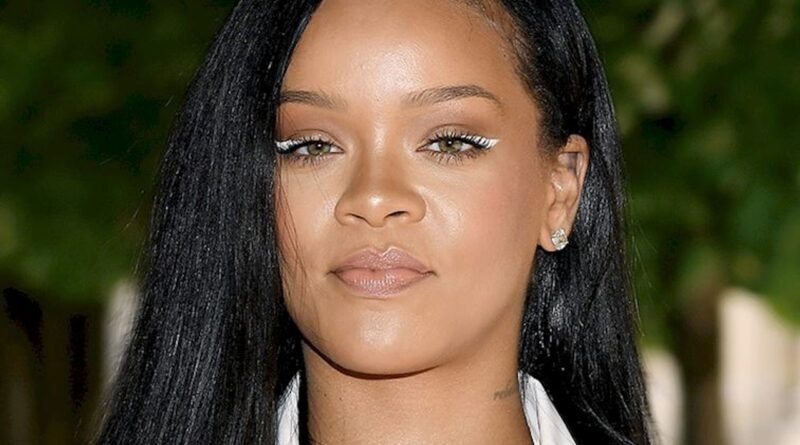 Beyazı Yükselt!  
Siyahın Egemenliğine Meydan Okuyor: Beyaz Eyeliner ve Göz Kalemleri ile Dikkatleri Üzerine Çekme Zamanı!