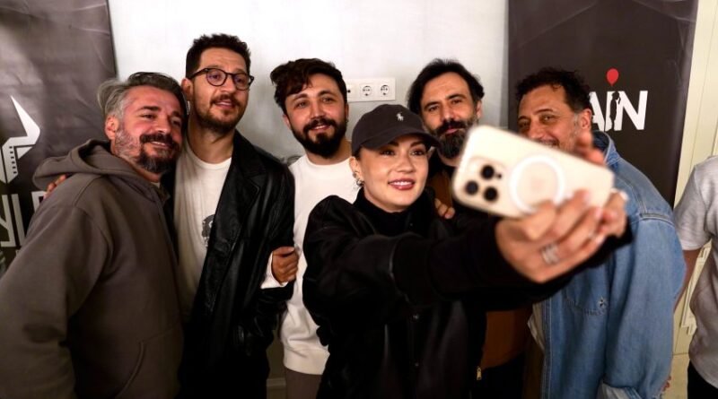 Uraz Kaygılaroğlu, Burcu Özberk ve Yiğit Özşener’in “Karanlık Oda” Ekibi İlk Kez Buluştu: Güçlü Kadro Okuma Provasında!
