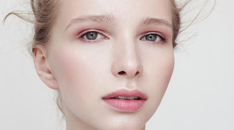 Porselen Gibi Cilt: 'Bronzlaşmak mı? Asla!' Beyazlaştırıcı Kremler, Makyaj Bazları ve Açık Renk Pudralarla Işıldayın!