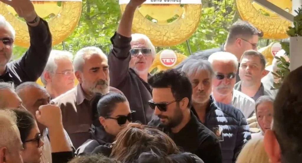 Tarkan'dan Annelerine Veda! Neşe Tevetoğlu Gözyaşlarıyla Uğurlandı
