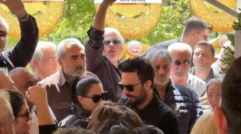 Tarkan'dan Annelerine Veda! Neşe Tevetoğlu Gözyaşlarıyla Uğurlandı