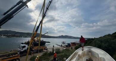 Bodrum'da Kıyıya Terk Edilmiş Sahipsiz Tekneler Vinçlerle Alındı