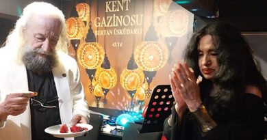 YAŞINI SAHNEDE KUTLADI!