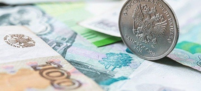 Dolar, Ruble Karşısında İki Yılın En Düşük Seviyesine Geriledi