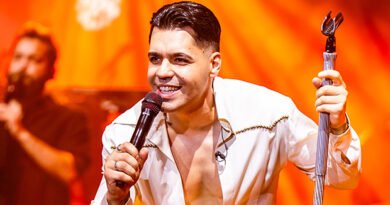 Emir Can İğrek... HARBİYE'DE SÜRPRİZ KONSER!