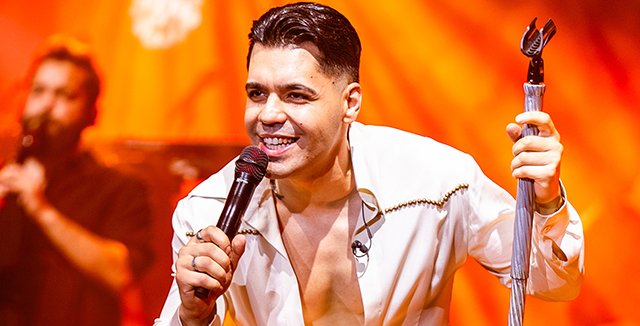Emir Can İğrek... HARBİYE'DE SÜRPRİZ KONSER!