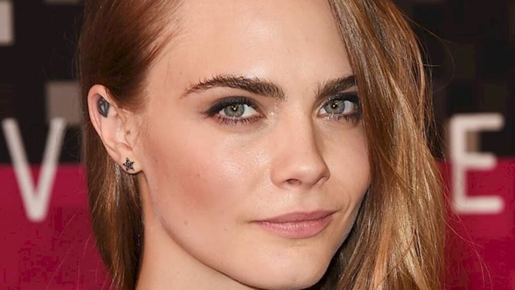 Cara Delevingne, Rimmel'in Yeni Yüzü oldu.