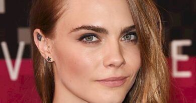 Cara Delevingne, Rimmel'in Yeni Yüzü oldu.