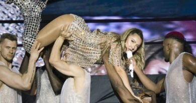 Hadise’nin Harbiye Konserinin İkinci Günü: Sandalye Dansı ve Kıyafetiyle Yine Dikkat Çekti!
