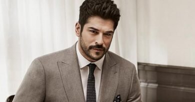 Burak Özçivit'in Sakalı ve Bıyığı Gitti; "Tatildeyiz!"