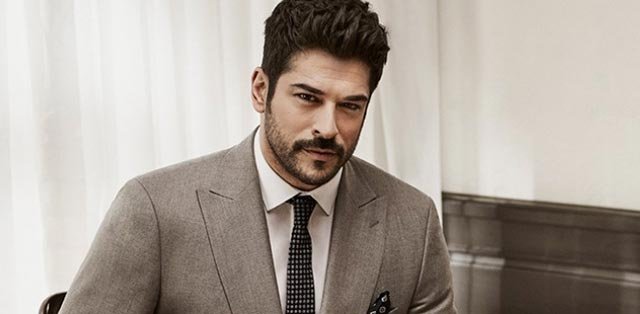 Burak Özçivit'in Sakalı ve Bıyığı Gitti; "Tatildeyiz!"
