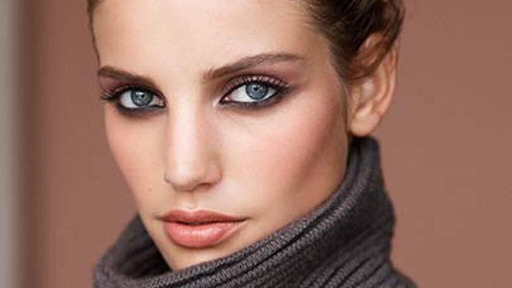 Gözlerin Şahaneliği: Clarins'in Toprak ve Gri Tonlarındaki Ustası