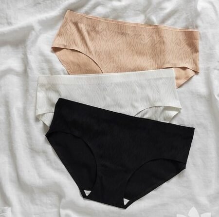 Eğer elbiseniz şeffafsa...  
Moda