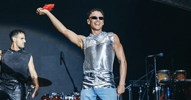 Edis, Kosova'da Performans Sergiledi ve Dünyaca Ünlü Şarkıcı Dua Lipa ile Bir Araya Geldi!