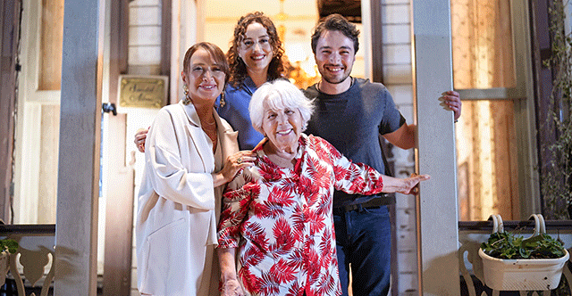 Demet Akbağ, Aile Saadeti'nde Unutulmaz Bir Karakterle İzleyici Karşısında!