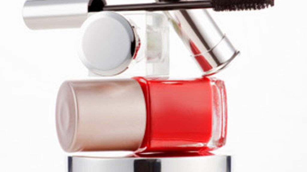 Rainbow Effect in Makeup:
Seize the spotlight this season with vibrant colors and bold eye looks. Highlight your beauty with makeup trends inspired by the full spectrum of nature’s hues.