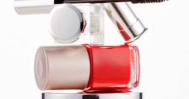 Rainbow Effect in Makeup:
Seize the spotlight this season with vibrant colors and bold eye looks. Highlight your beauty with makeup trends inspired by the full spectrum of nature’s hues.