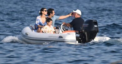 Mert Fırat ve Ailesinden Bodrum'da Sıcak Yaz Anları