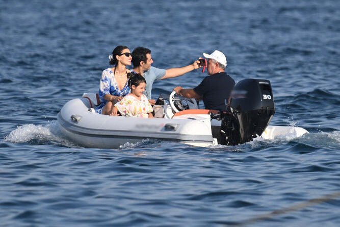 Mert Fırat ve Ailesinden Bodrum'da Sıcak Yaz Anları