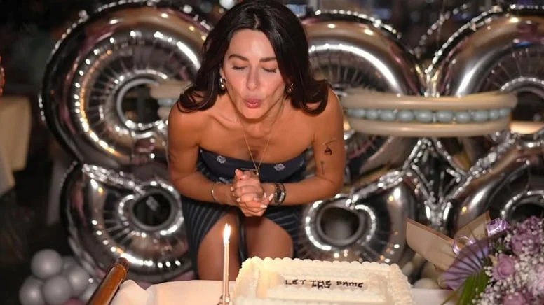 Nesrin Cavadzade, 43. Yaş Gününü Coşkuyla Kutladı