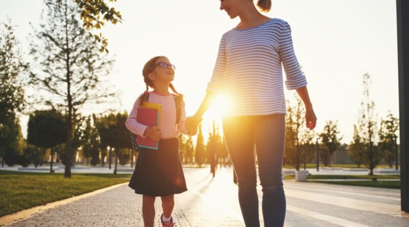 Birinci sınıfa adım atan çocuğa nasıl yaklaşılmalı? | Anne