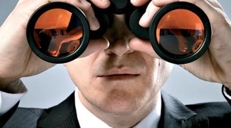Kıskanç Erkeklerin İzleme Stratejileri: Biz Kadınlar Nerede Ne Yaptıklarını Takip Ederken, Onlar Bizi Nasıl Gözetliyor?