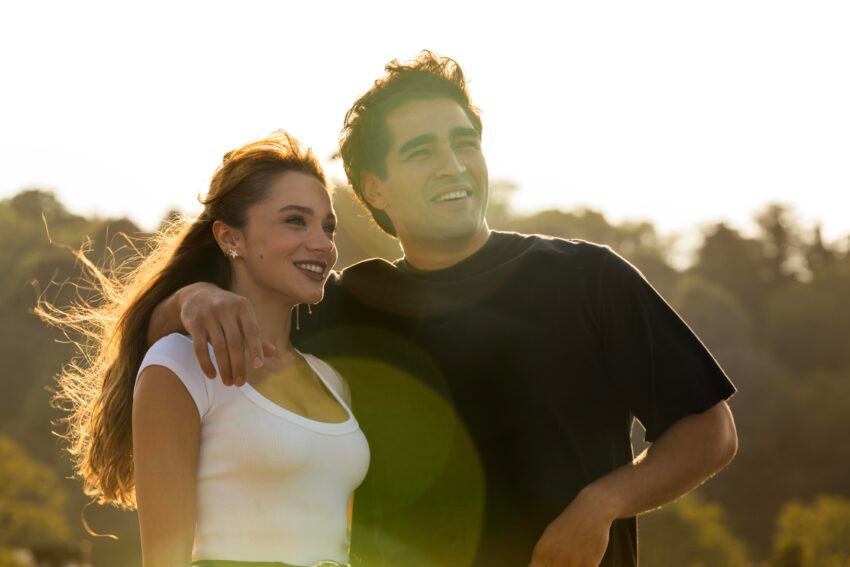 Mert Ramazan Demir ve Miray Daner'in "Bize Bi'şey Olmaz" Dizisinden İlk Kare