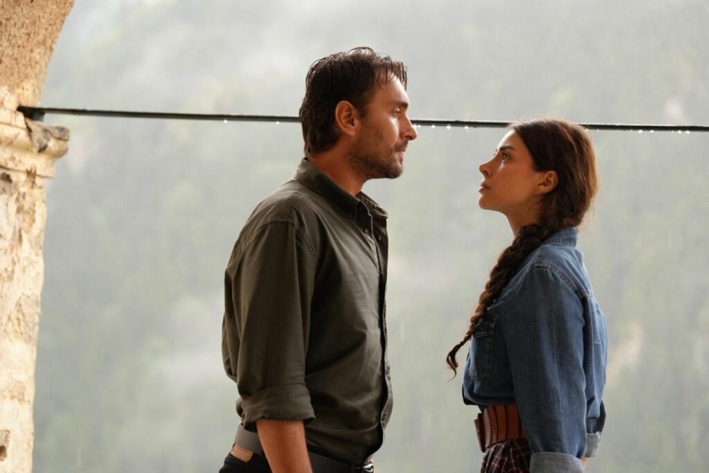 “Taşacak Bu Deniz” Dizisinin Yıldızları Deniz Baysal ve Ulaş Tuna Astepe’den İlk Görüntüler