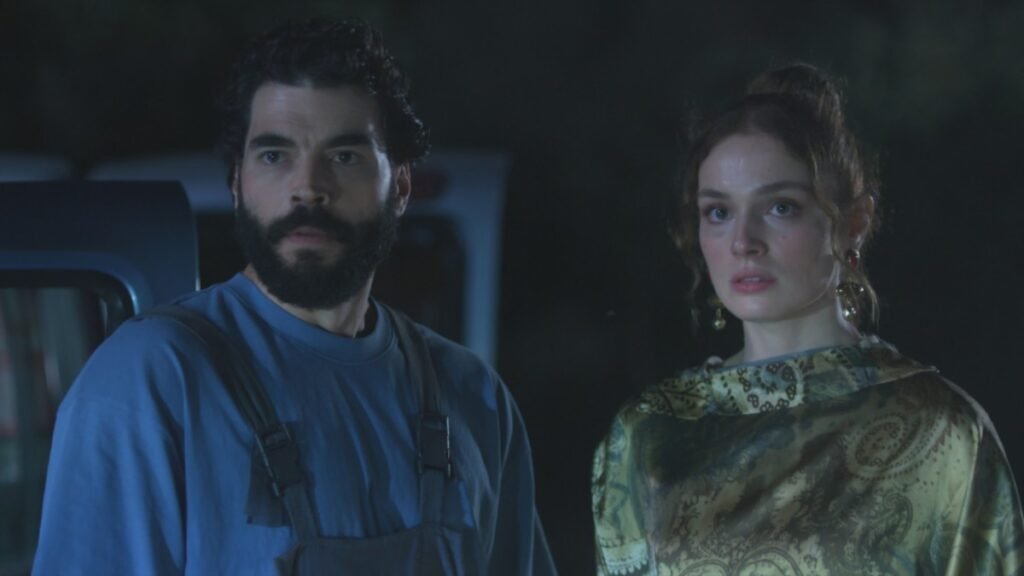 “Veliaht” Dizisinin Afişi Cannes Sokaklarında! Akın Akınözü ve Serra Arıtürk Fransa Yolcusu