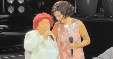 Melike Şahin & Selda Bağcan: Harbiye'de 'Yuh Yuh' Korosu!