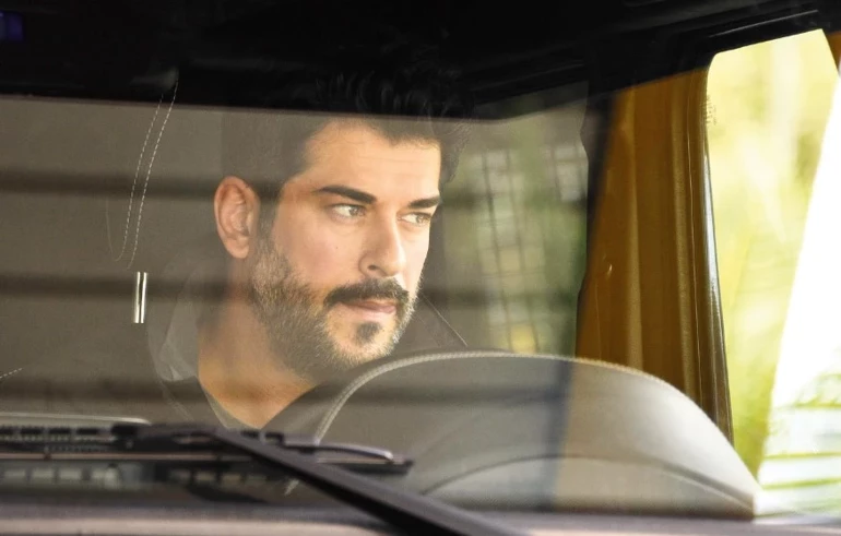 Burak Özçivit'ten 'Her Şeyi Satıp, Ülkeyi Terk Edecek' İddialarına Yanıt