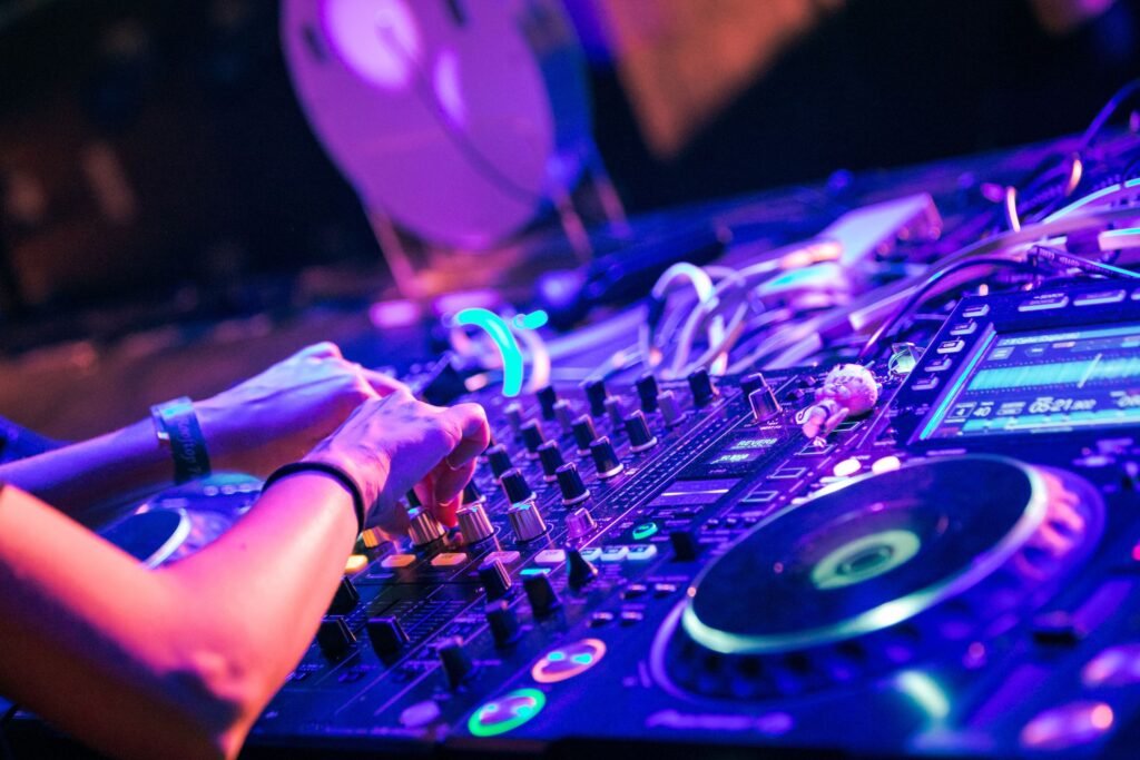 DJ Seti: Kuranlara Başlangıç Seviyesi İçin Ekipman ve Setup Önerileri