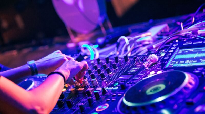 DJ Seti: Kuranlara Başlangıç Seviyesi İçin Ekipman ve Setup Önerileri