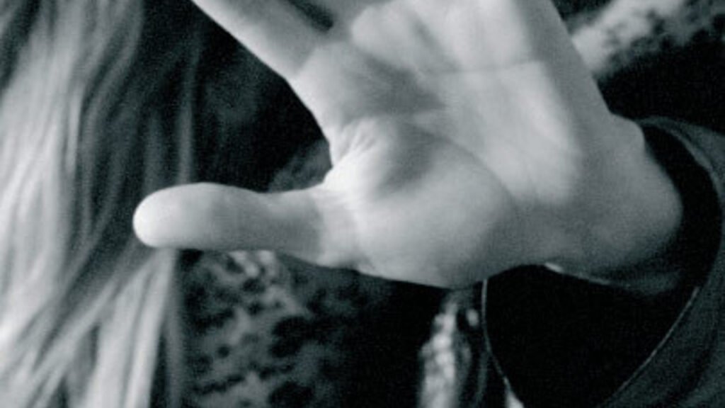 Söylemeli mi, sessiz mi kalmalı?  
Arkadaşınız aldatılıyor ve belki bunun farkında değil. Siz ise durumun farkındasınız... Ne yapmalısınız? İki kişi arasına girmek uygun mu, yoksa susmak mı daha iyi bir seçenek?