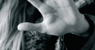 Söylemeli mi, sessiz mi kalmalı?  
Arkadaşınız aldatılıyor ve belki bunun farkında değil. Siz ise durumun farkındasınız... Ne yapmalısınız? İki kişi arasına girmek uygun mu, yoksa susmak mı daha iyi bir seçenek?