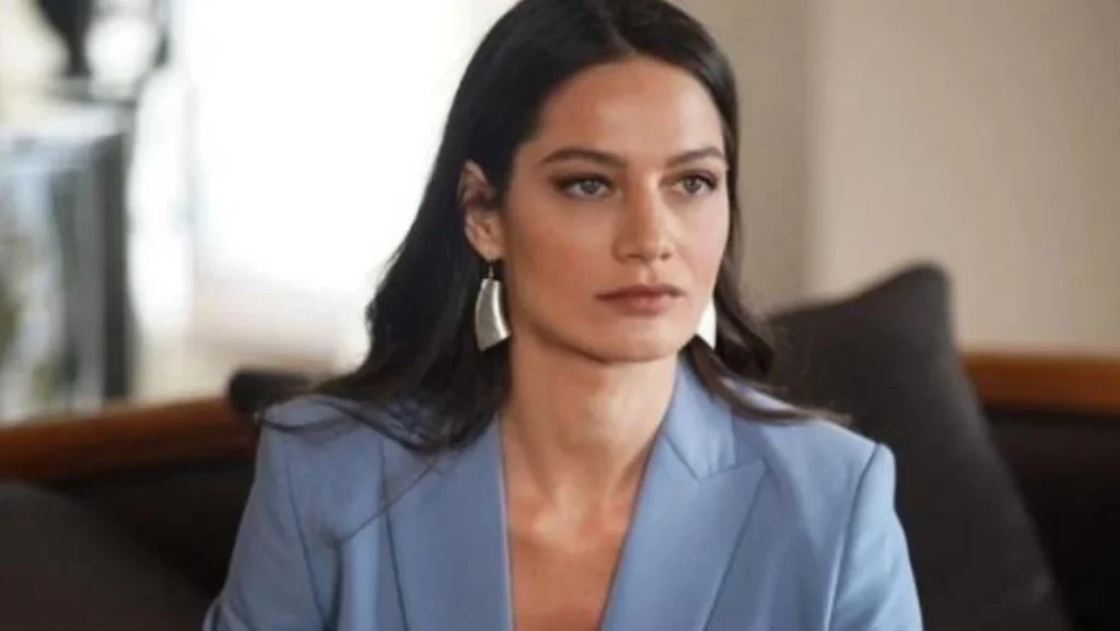 Tartışma Yaratan Cesur Kombin: Kırmızı Tayt Tulum Olay Oldu!