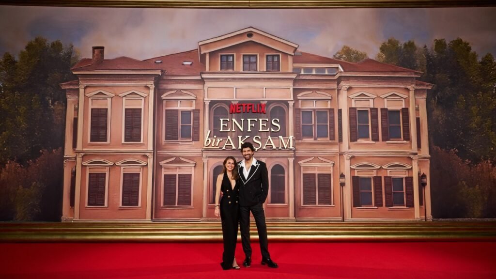 Engin Akyürek ve Aslı Enver'in Rol Aldığı 'Enfes Bir Akşam' Gala Töreni Göz Doldurdu