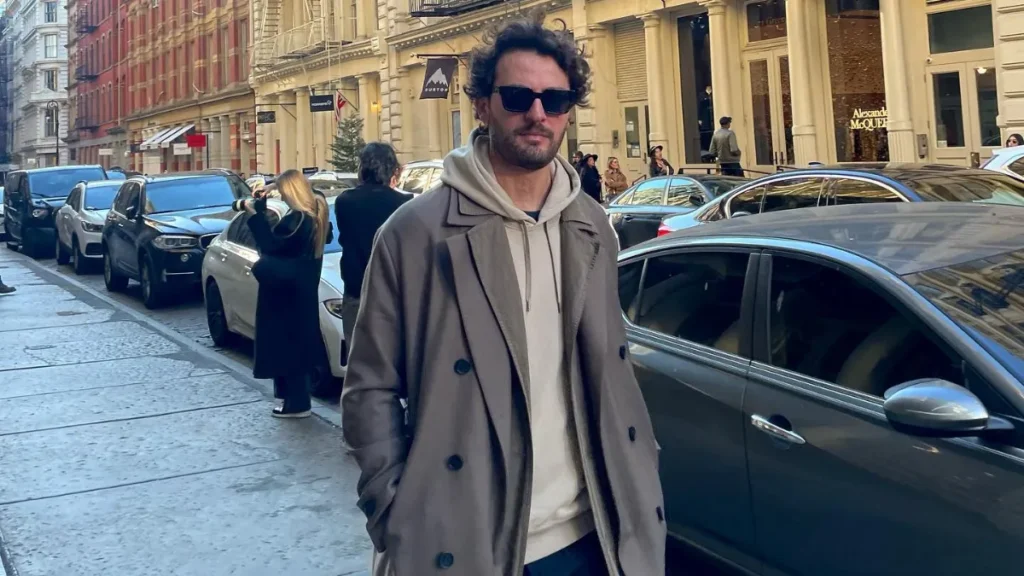 "Oyunculuk Kutsal Mıdır?" Tartışmasına Esprili Yanıt